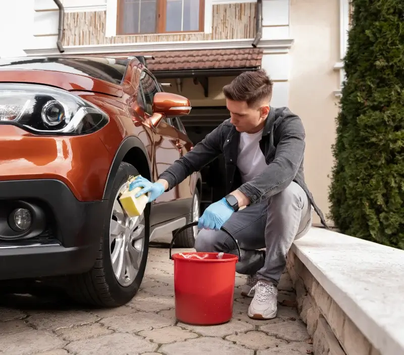 Lavage auto à domicile Le Val-d'Ajol : professionnel intervenant sur un véhicule